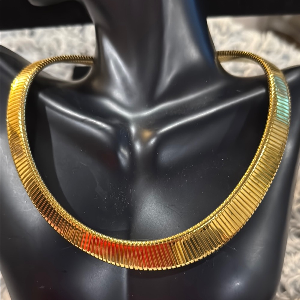 Radiant Gold Pendant Necklace with Intricate Detailing